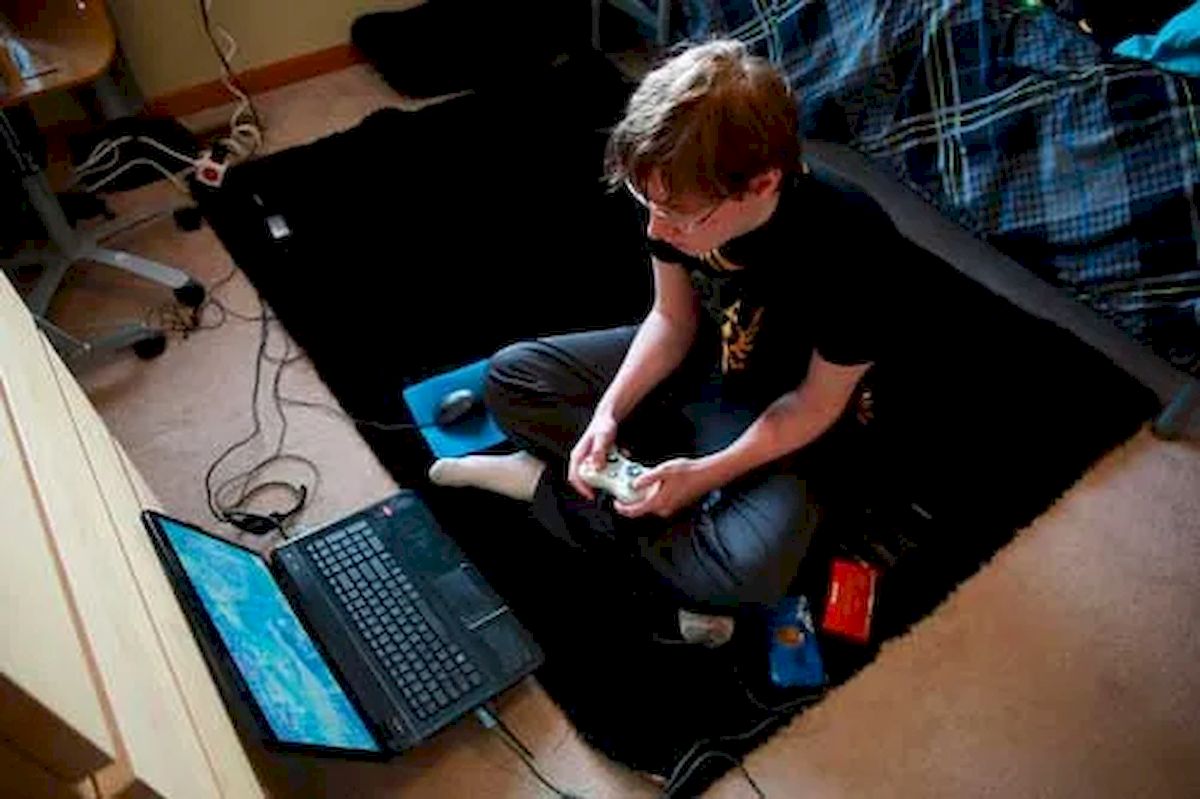 мальчик играет в компьютер